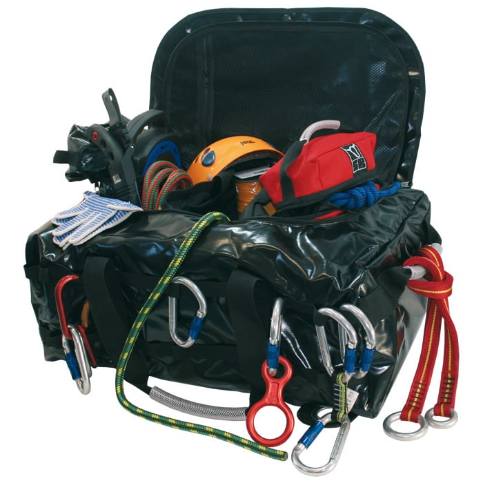 Sac multi-usage en noir ouvert avec divers équipements d’escalade tels que des mousquetons, un casque et des cordes à l’intérieur