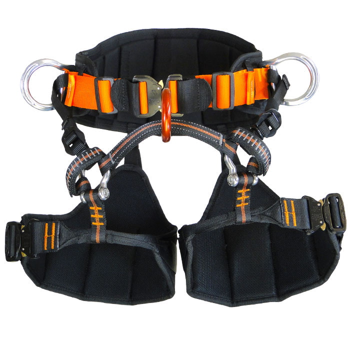 Harnais d’escalade Tree Austria 3.2 de l’avant avec sangle noire et orange, anneaux métalliques et tours de jambe et de hanche rembourrés
