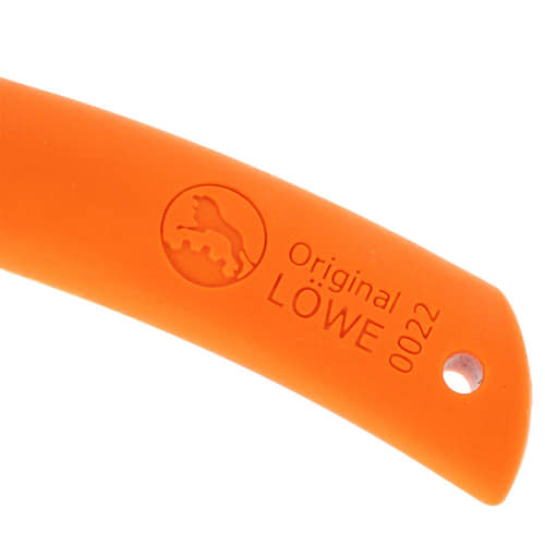 Gros plan de la poignée orange avec le logo original LÖWE en relief et le numéro 0022